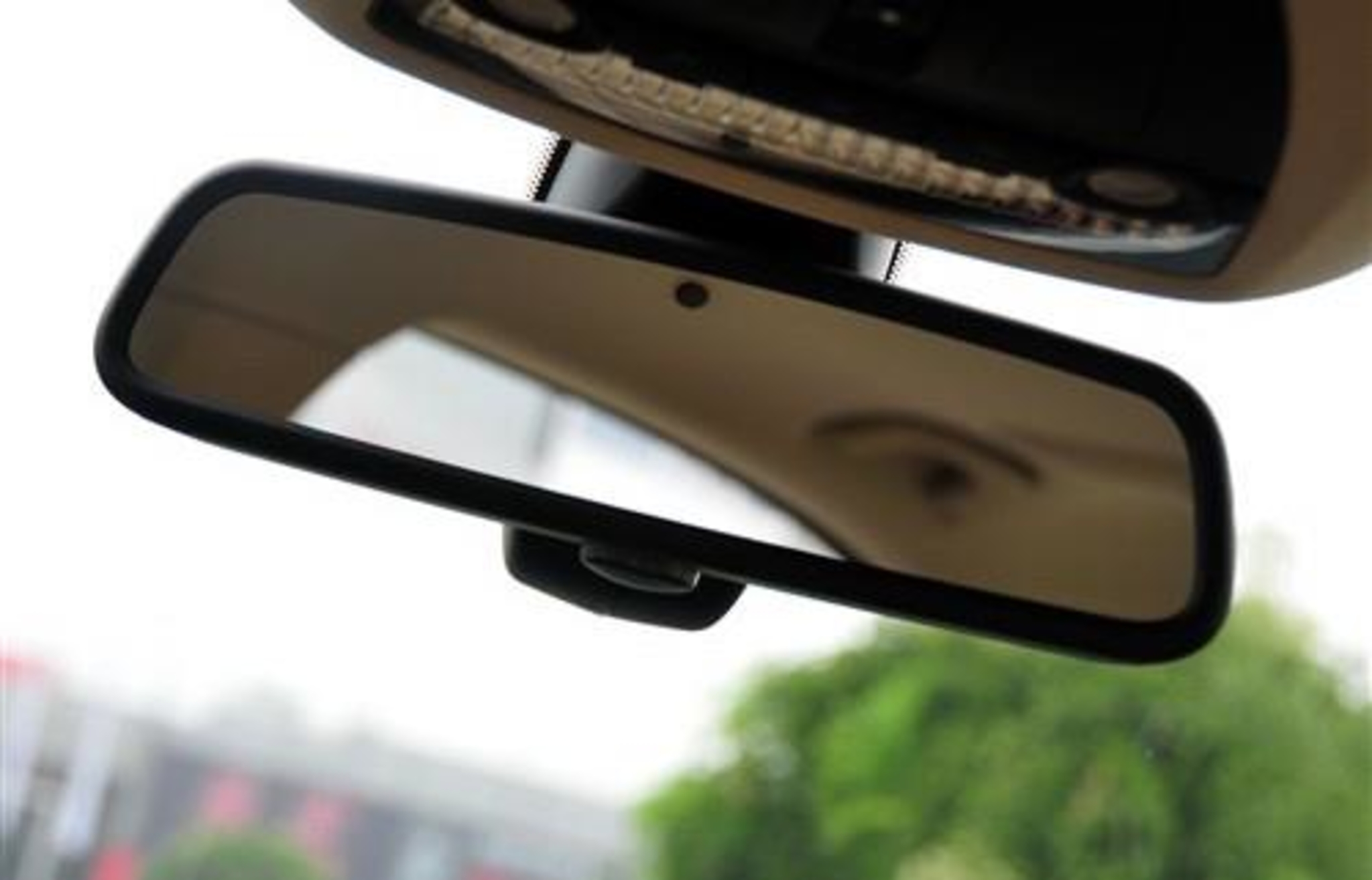 怎么对付后车开远光灯,强光手电对付后车远光灯