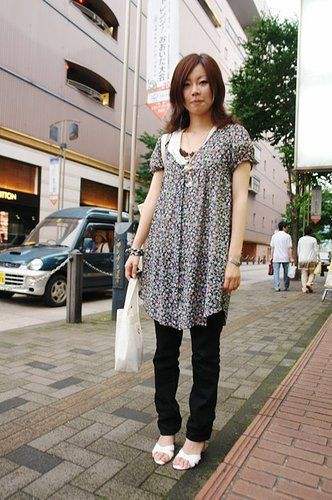 直筒小脚裤穿搭街拍,尖头鞋小脚裤穿搭街拍