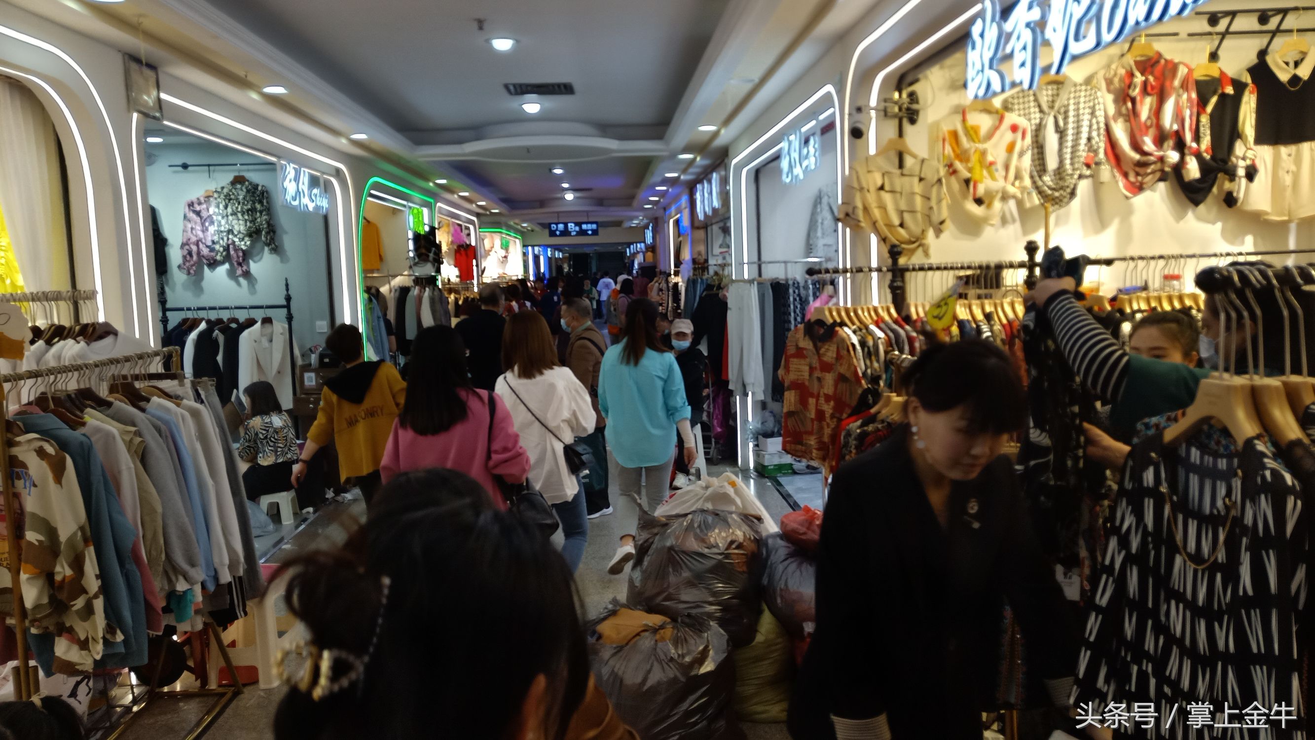 成都的服饰产业园,成都金牛区依纯服饰国际商贸城