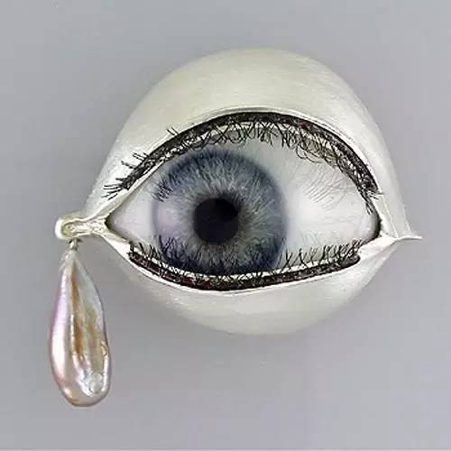 驼色大衣戴胸针,黑色大衣适合戴的胸针