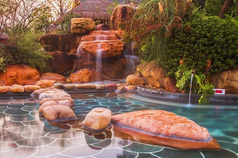 惊艳！绿皮火车开进温泉城，将VIP泡汤进行到底！「浙里温暖NO.11」