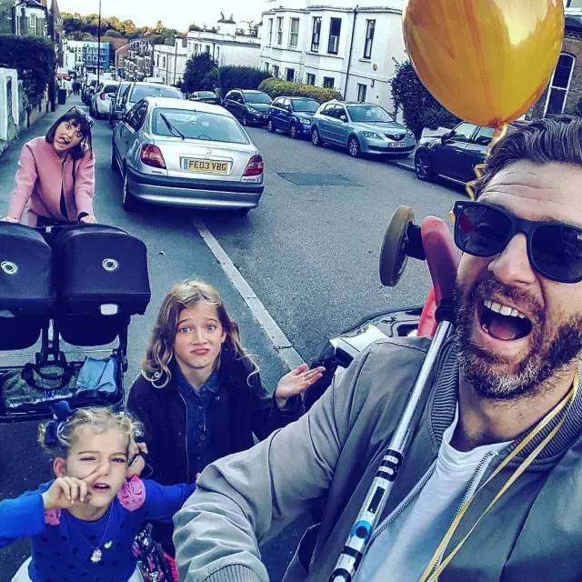 一个娃就够呛了，家有四个小公主怎么办？