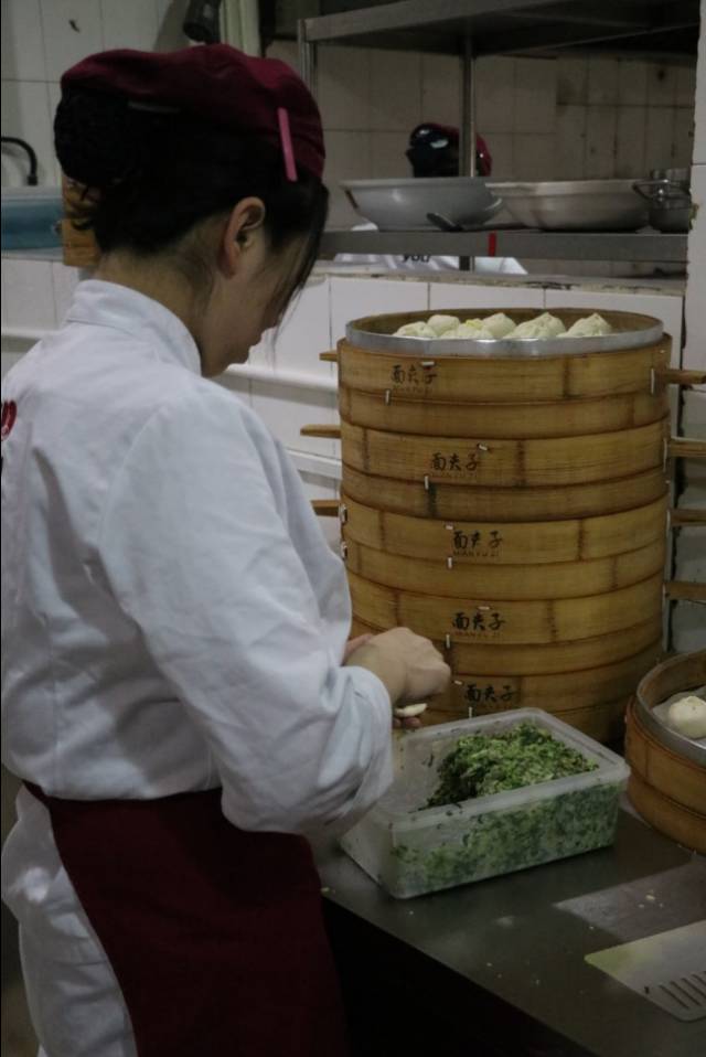 吃完食堂的第200碗饭，Ta说带我去后厨看看