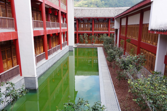 一个长得像李小龙的男人，在长泰一村子里，建了个千与千寻的奇幻世界