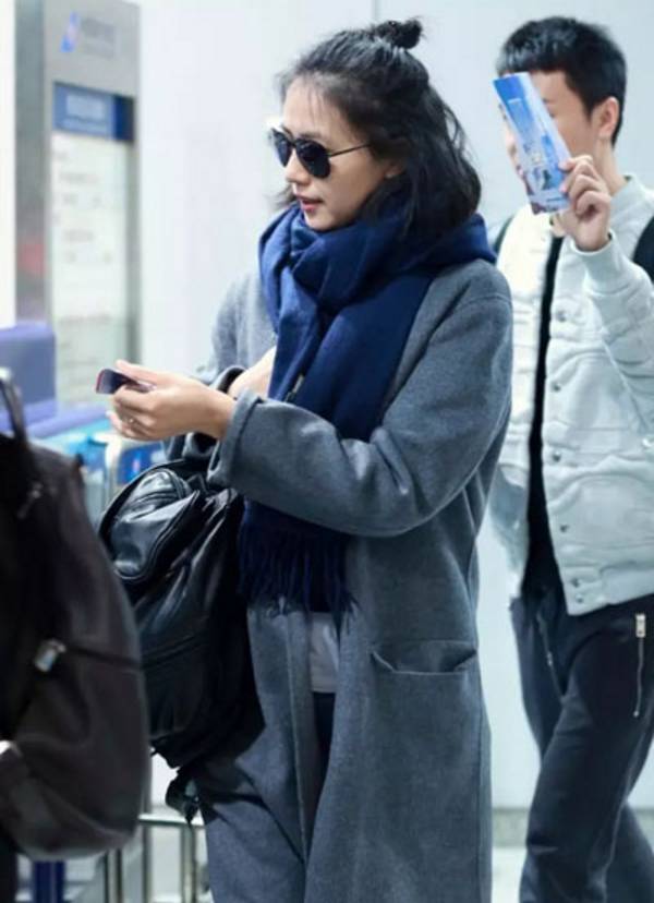 发型跟着风向走,冬天围围巾适合什么发型