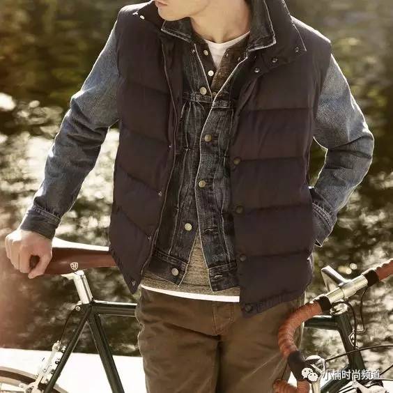 中长款带帽羽绒背心叠穿搭配,羽绒背心加袖子