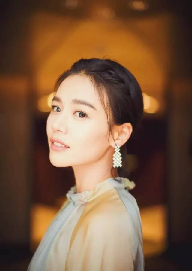 刘海不长不短尴尬期怎么弄好看,刘海两边太短了好丑怎么补救