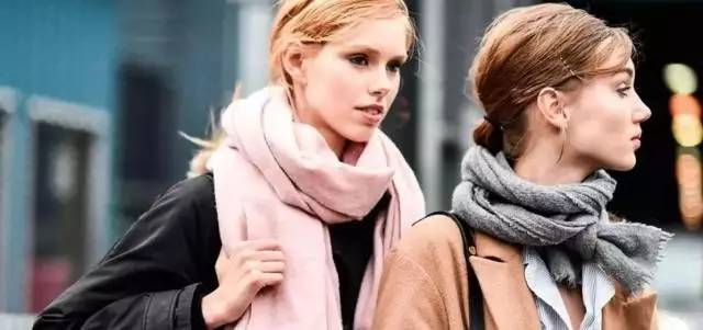 发型跟着风向走,冬天围围巾适合什么发型