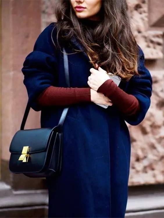 焦糖色大衣搭配什么包包好看,奢品包包如何穿搭