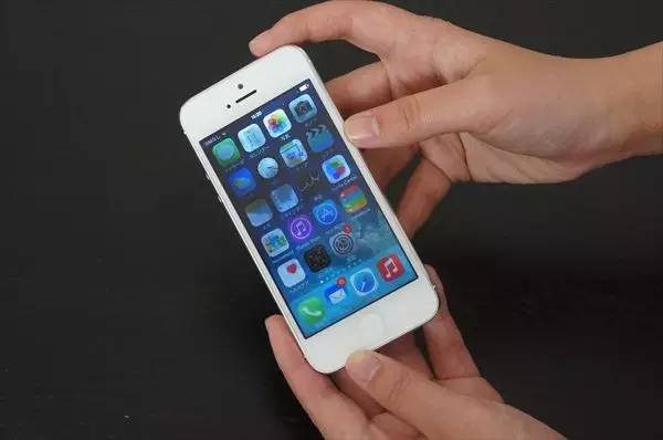 手机屏进水有水印简单的解决方法,手机进水黑屏了但是有声音怎么办