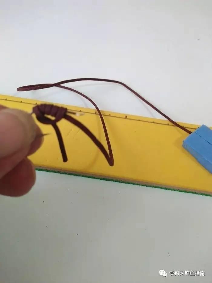 怎么利用蝴蝶夹绑鱼钩视频,用橡皮绑鱼钩教学视频