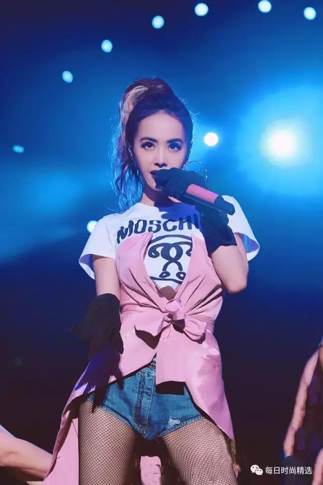 纵使她的情路坎坷，但她的时尚却让所有女人嫉妒