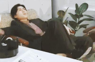 要被靳东的角色蒙蔽了双眼,他本人只有四岁,不能再多!