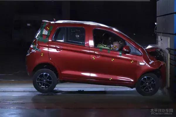 老年代步车和电动汽车碰撞,老年代步车安全碰撞