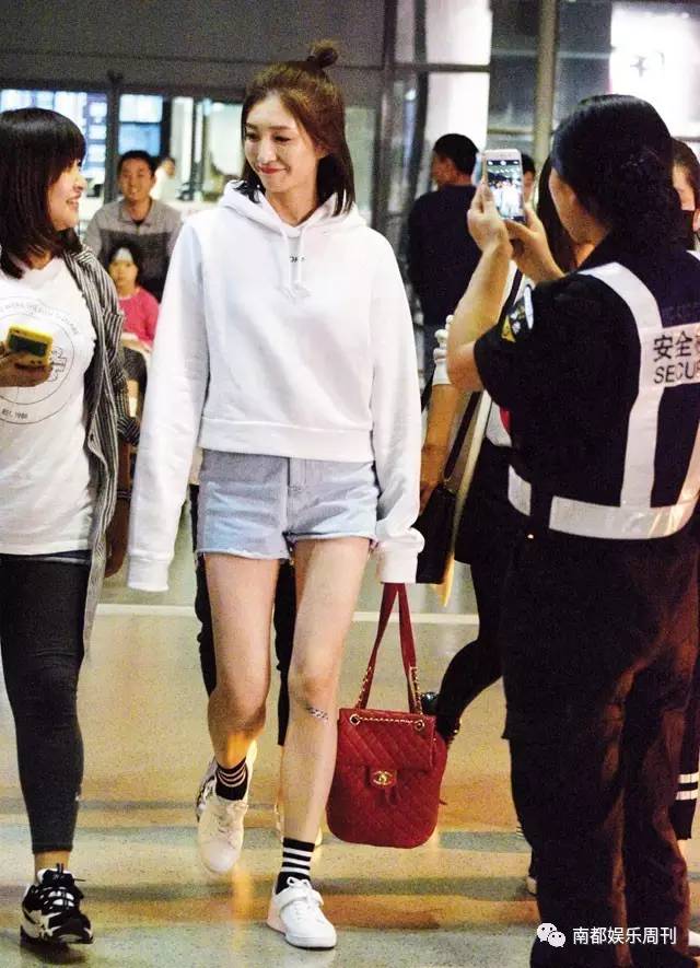 光脚穿鞋土爆了！大幂幂、迪丽热巴、奚梦瑶告诉你——有一件时髦的小事叫露出你的袜子！