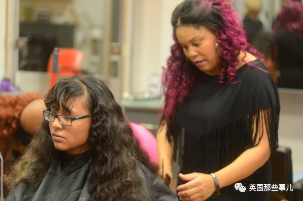 这群美发师不会向你推销会员卡,她们找你套近乎,很可能是要救你的命