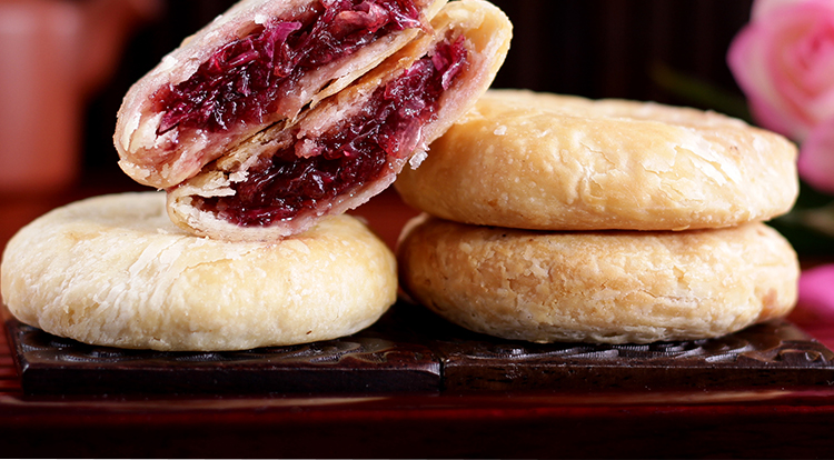 云南玫瑰鲜花饼怎么制作的,云南鲜花饼零食点心