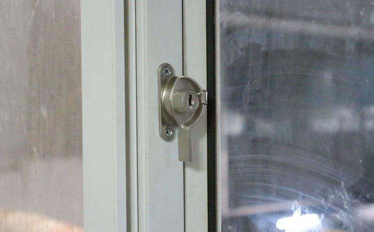 推拉门什么小窍门锁住,左右推拉门怎么上锁步骤