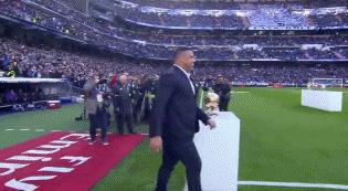 皇马给c罗圆梦金球,皇马名宿们到主场展示c罗5个金球