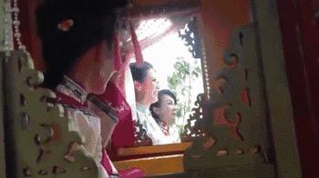 和往常一样，我的父亲喝了点酒，一场家庭*力暴**即将发生