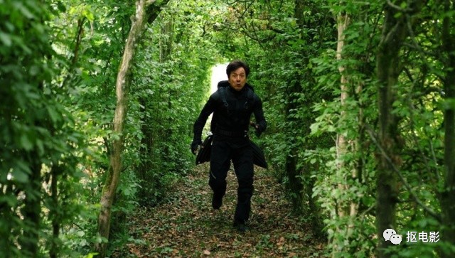 功夫瑜伽成龙和蛇,功夫瑜伽成龙带着狮子飙车