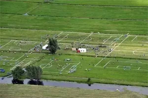 世界上最奇葩的足球场,足球场十大奇葩