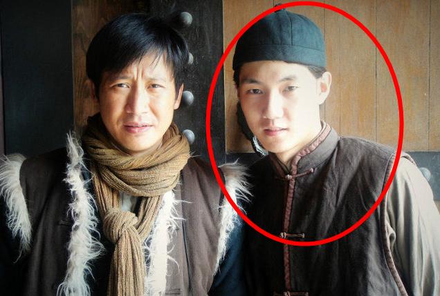 他是低音王子，曾参加07快男，跪地求关注被骂，歌手4踢馆成功