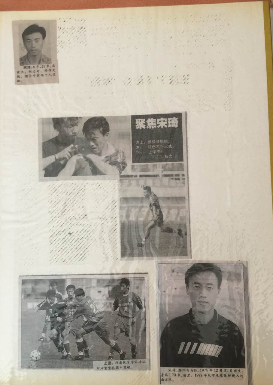 老胡送三爷礼物,老胡贴对联