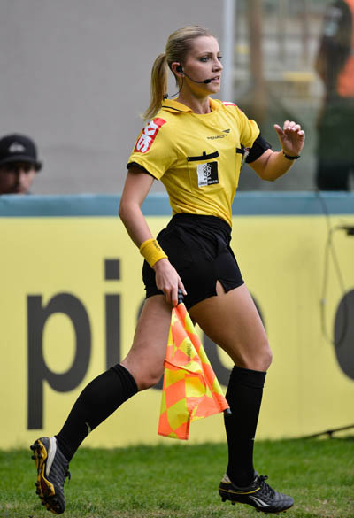 这些美女一登场，整个球场的人都暂停看球了