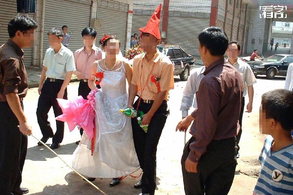 看客：中国式闹婚，失控的婚礼“游戏”