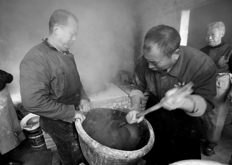 左手端瓢、右拳震瓢，才是正确的漏粉条姿势，老手艺多少人见过？