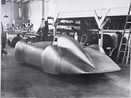 有史以来最狂放的双引擎赛车，来自巴士制造商