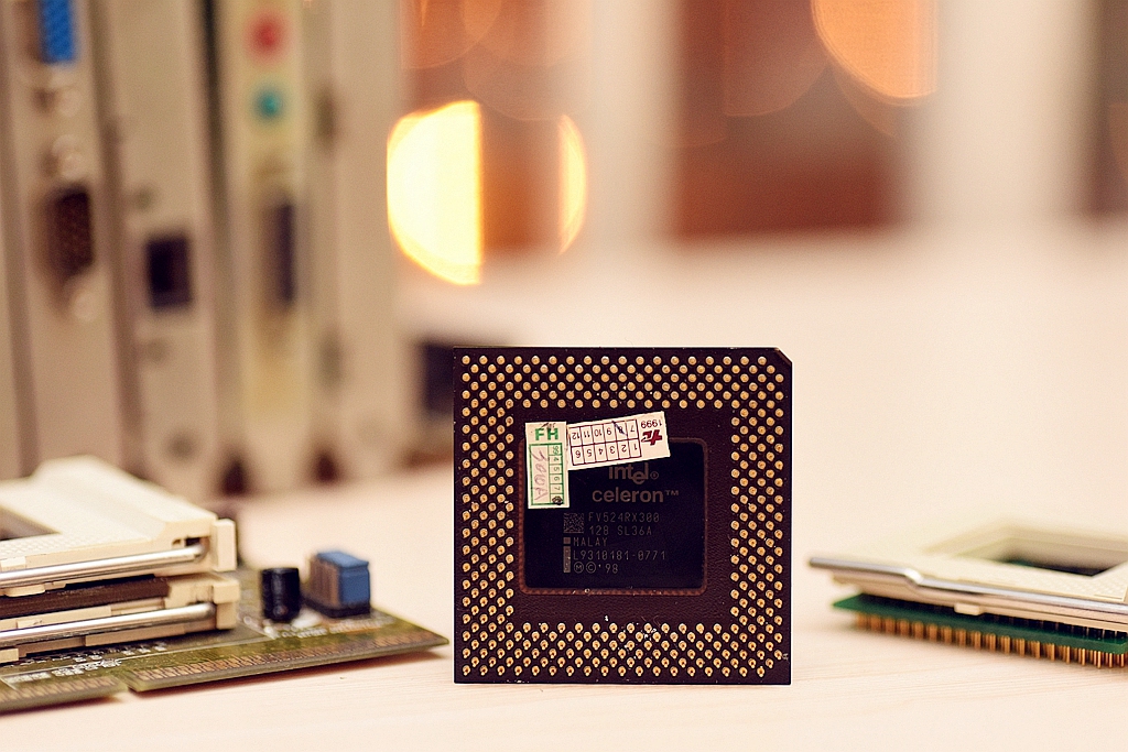 intel90年代,intel是电脑老牌子吗