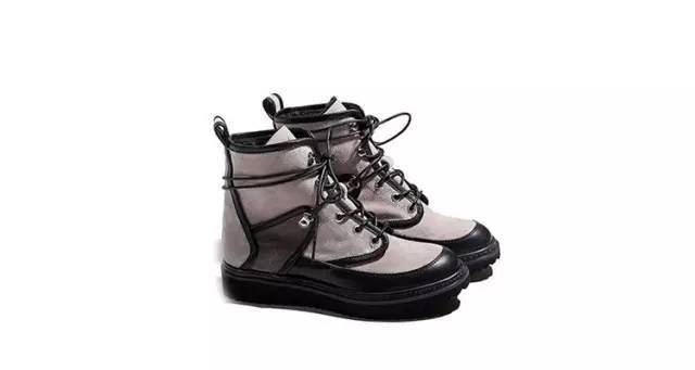 每个女人都应该拥有一双马丁靴,每个人都要有一双马丁靴