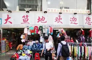 以前一放学就能看到的士多，现在也越来越少了。。。