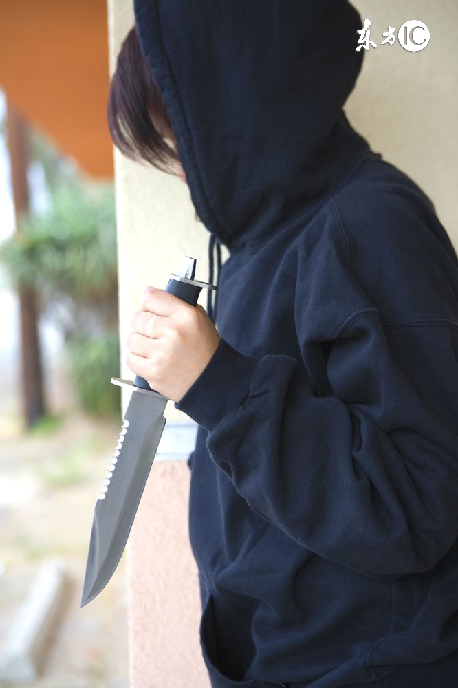 墓碑被篡改,墓主人另有其人,且是一个受人尊敬的英雄。