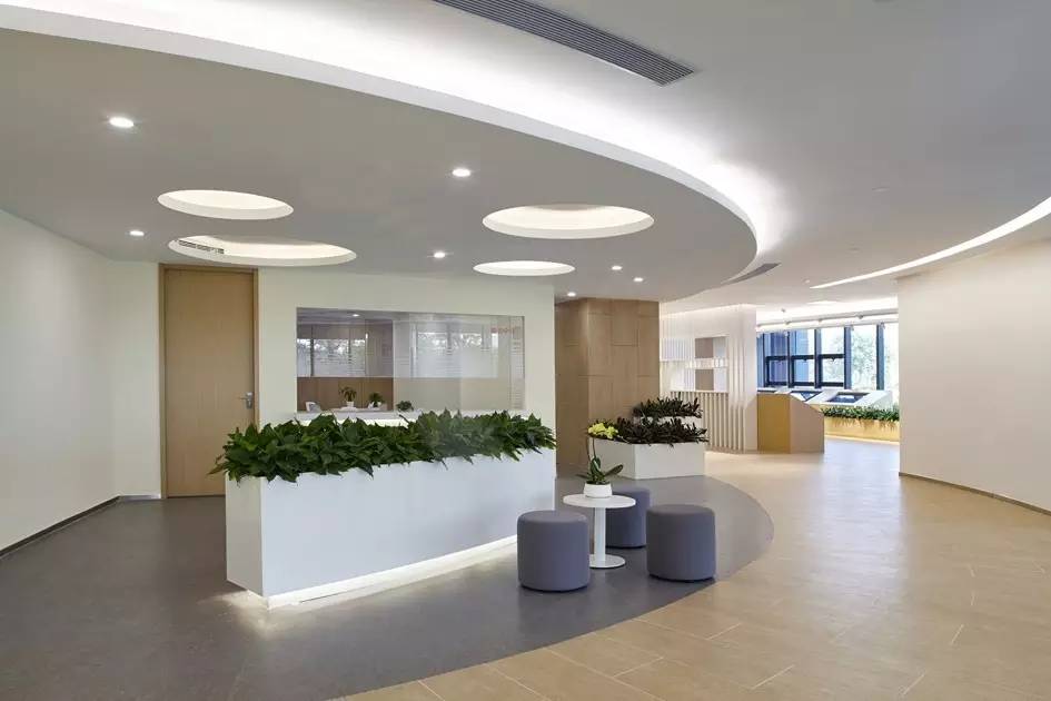 现代办公楼设计高级感,珠海现代简约办公楼会议室装修