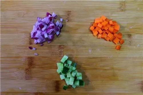 今天来分享一道鸡翅包饭的教程,如何制作正宗鸡翅包饭