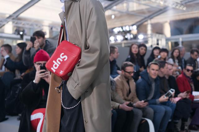 lv和supreme联名暴力熊多少钱,supreme好还是lv好