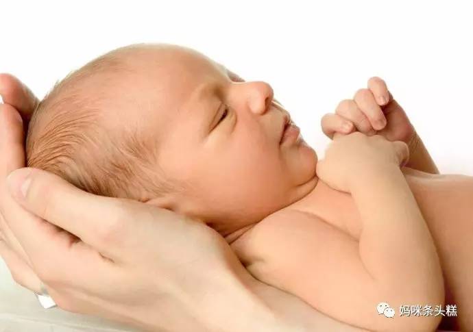 新生宝宝惊跳、抓耳挠脸、蜕皮，状况百出新手妈妈必备心理手册