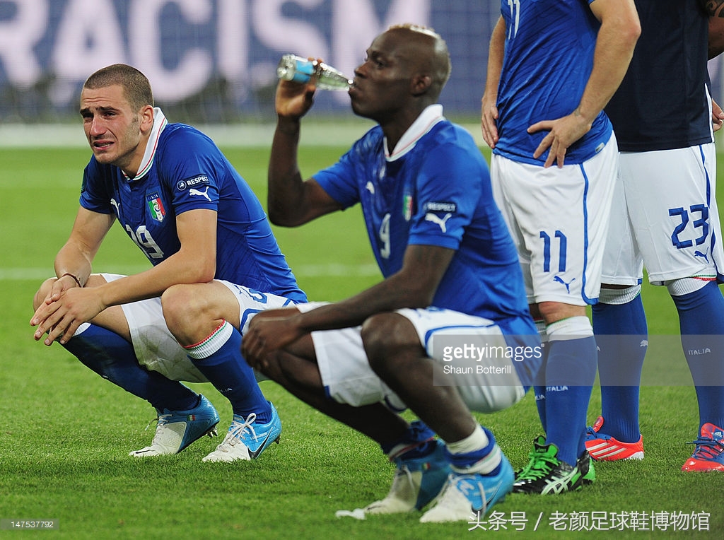 足球鞋阿迪和耐克谁更强,足球鞋耐克暗杀系列