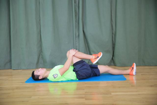 跑后正确拉伸动作教程避免粗腿,如何短跑后拉伸