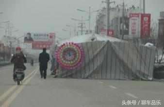 开车遇到白事车队有什么讲究,开车遇到白事车队怎么办