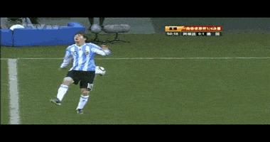 足球经典搞笑gif动图,足球史上十大爆笑瞬间图片