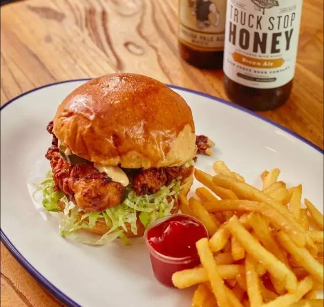 一家长过年前带着孩子出了趟门，结果熊孩子说什么也不肯回家了！