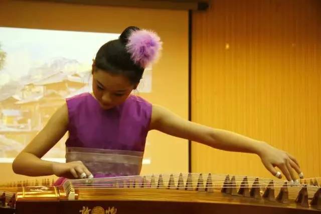 琴韵绕梁童心飞扬——青岛市妇儿活动中心古筝专业汇报演出侧记