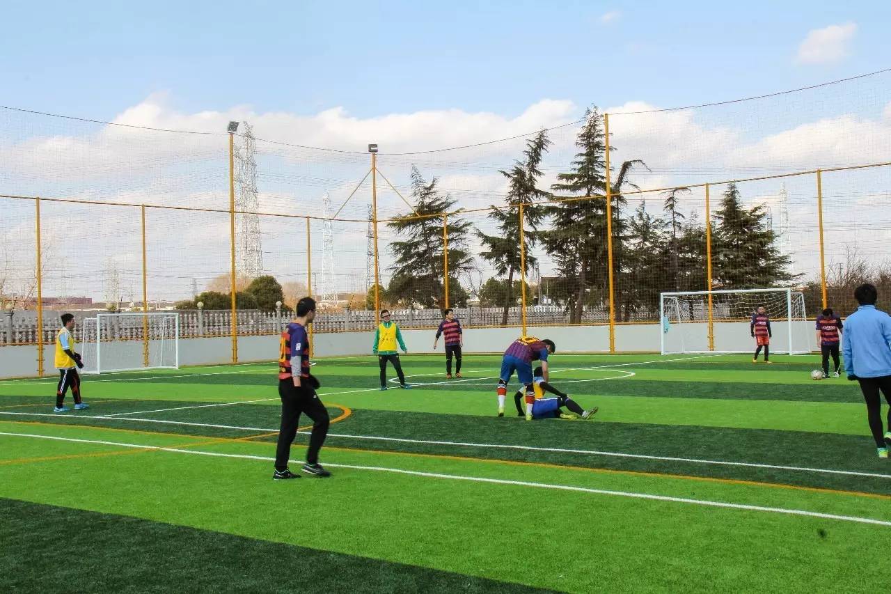 早上7点起来踢足球合适吗,清晨六点踢球