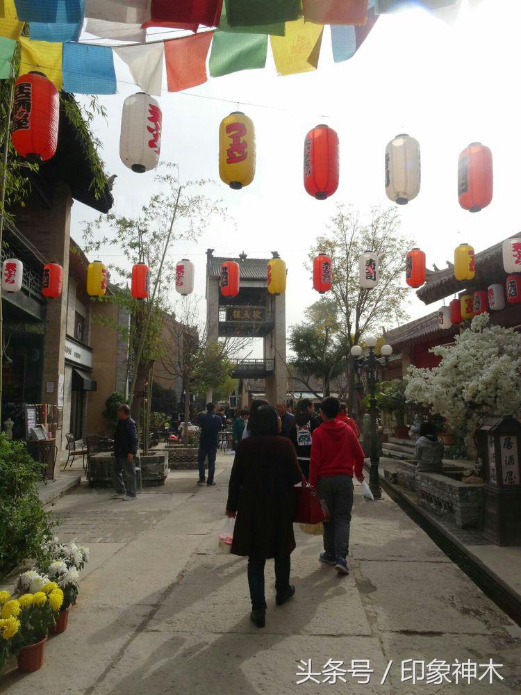 陕北俊俏女子勇闯袁家村大嘴吃四方