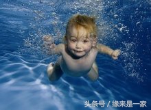 儿童游泳要注意安全问题,怎么给孩子讲解在安全情况下游泳