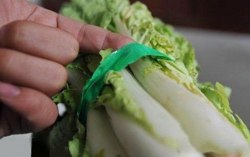 超市卖的蔬菜捆绑的蓝色胶带有毒,超市蔬菜上的胶带
